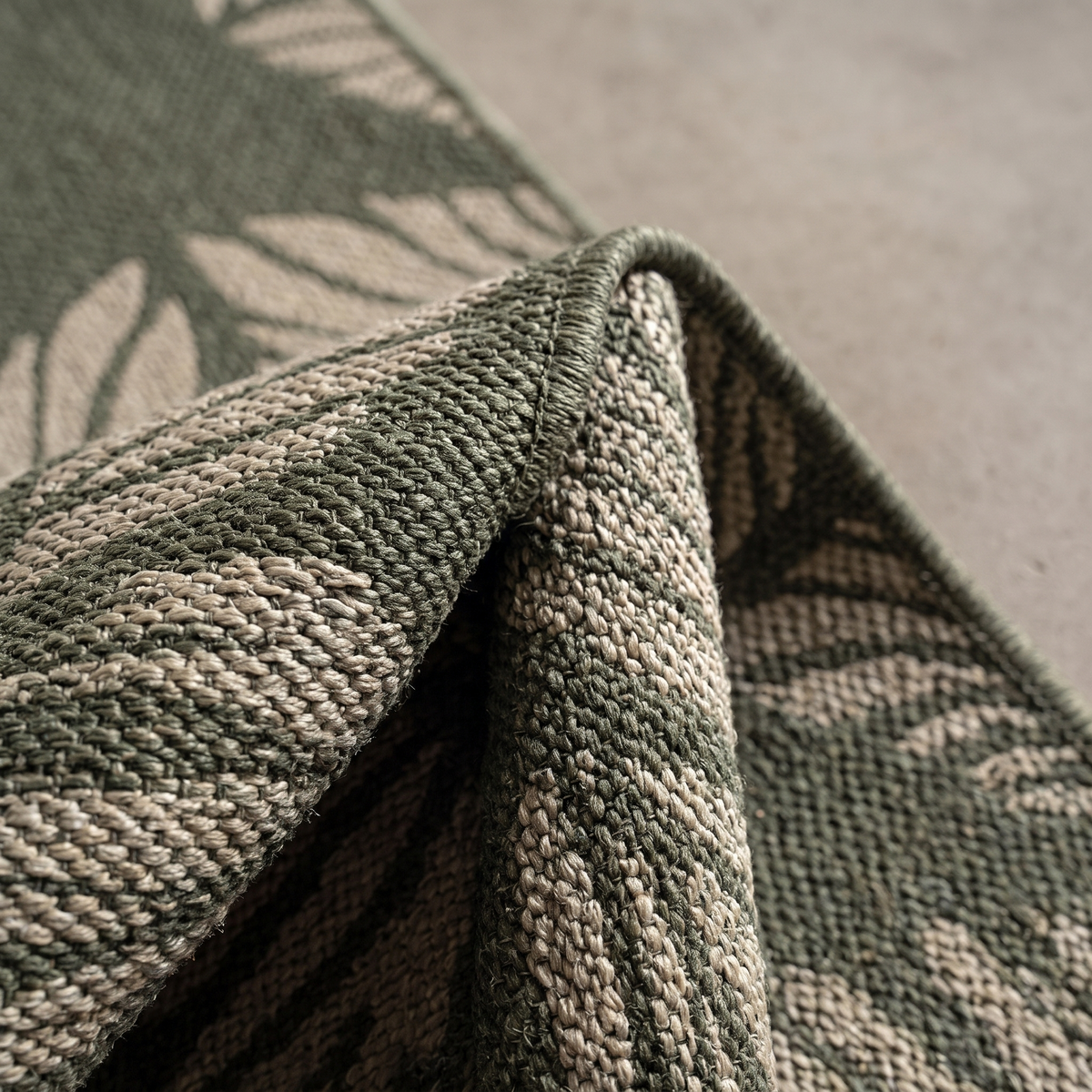 Angle et pli du tapis Porquerolles Eucalyptus - détail du tissage