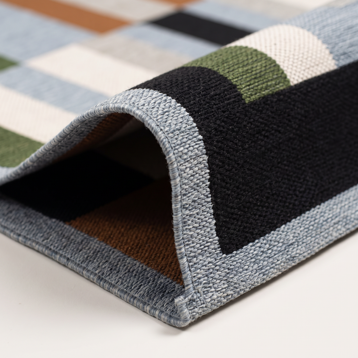 Angle et pli du tapis Banyuls Multico - détail du tissage