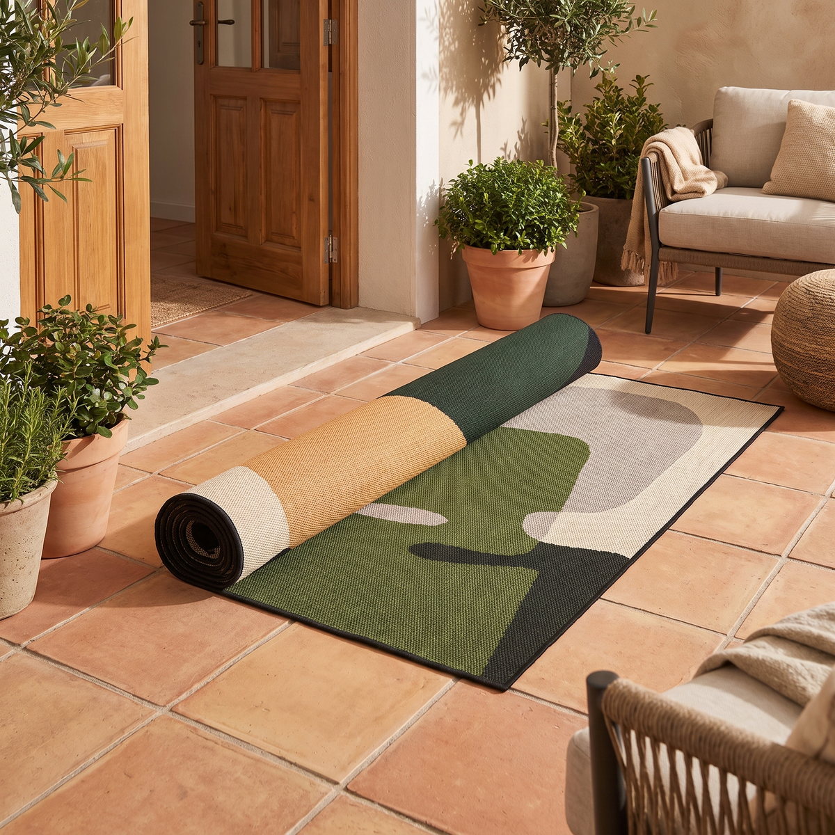 Tapis Bormes Multico roulé en situation dans une entrée extérieure
