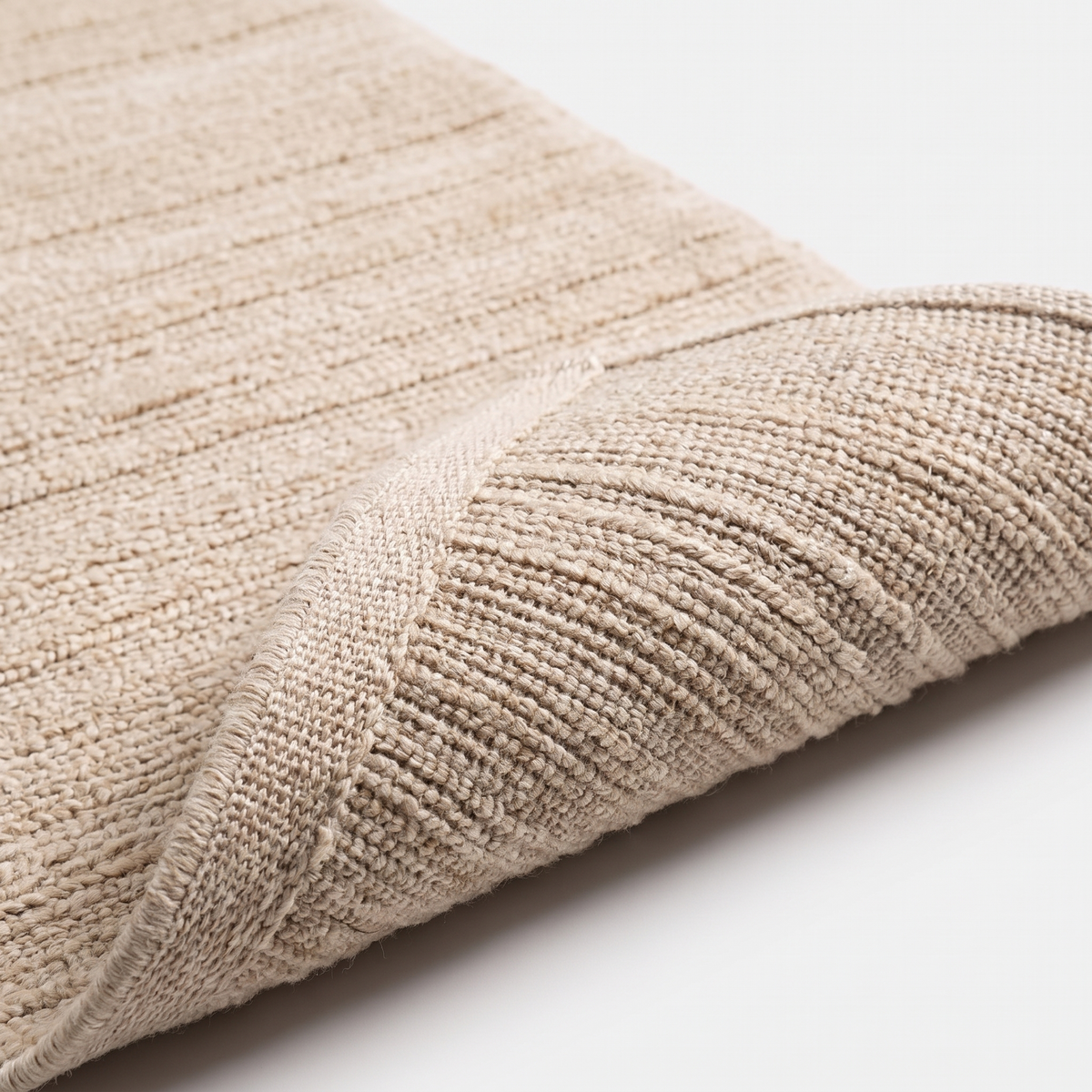 Angle et pli du tapis Moustiers Naturel - détail du tissage