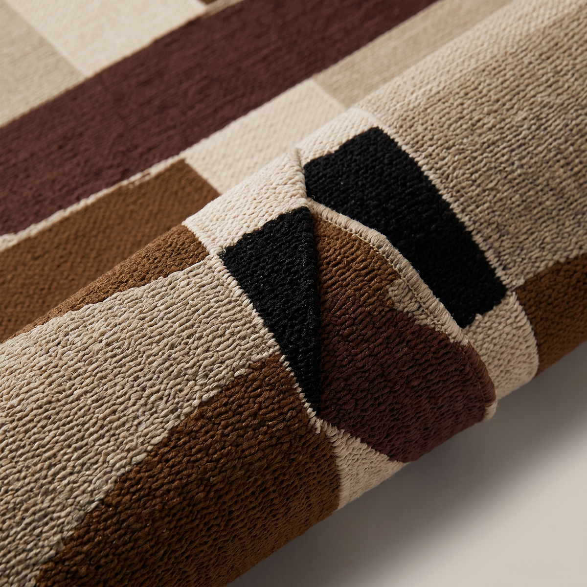 Angle et pli du tapis Giens Naturel - détail du tissage
