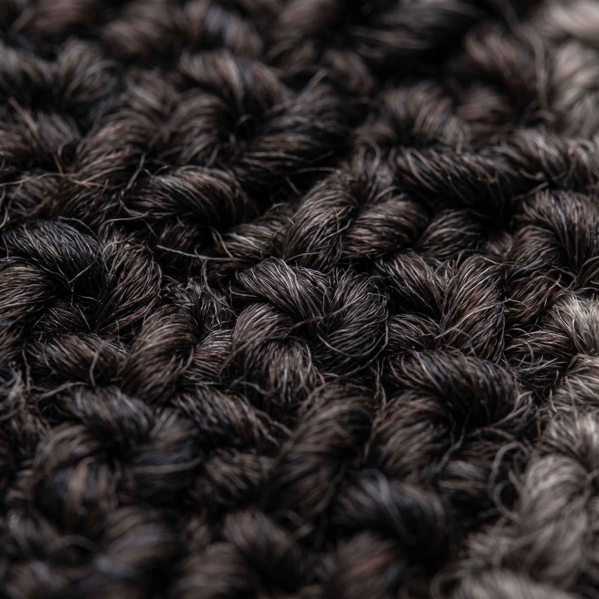 Zoom qualité du tissage du tapis Anduze Carbone