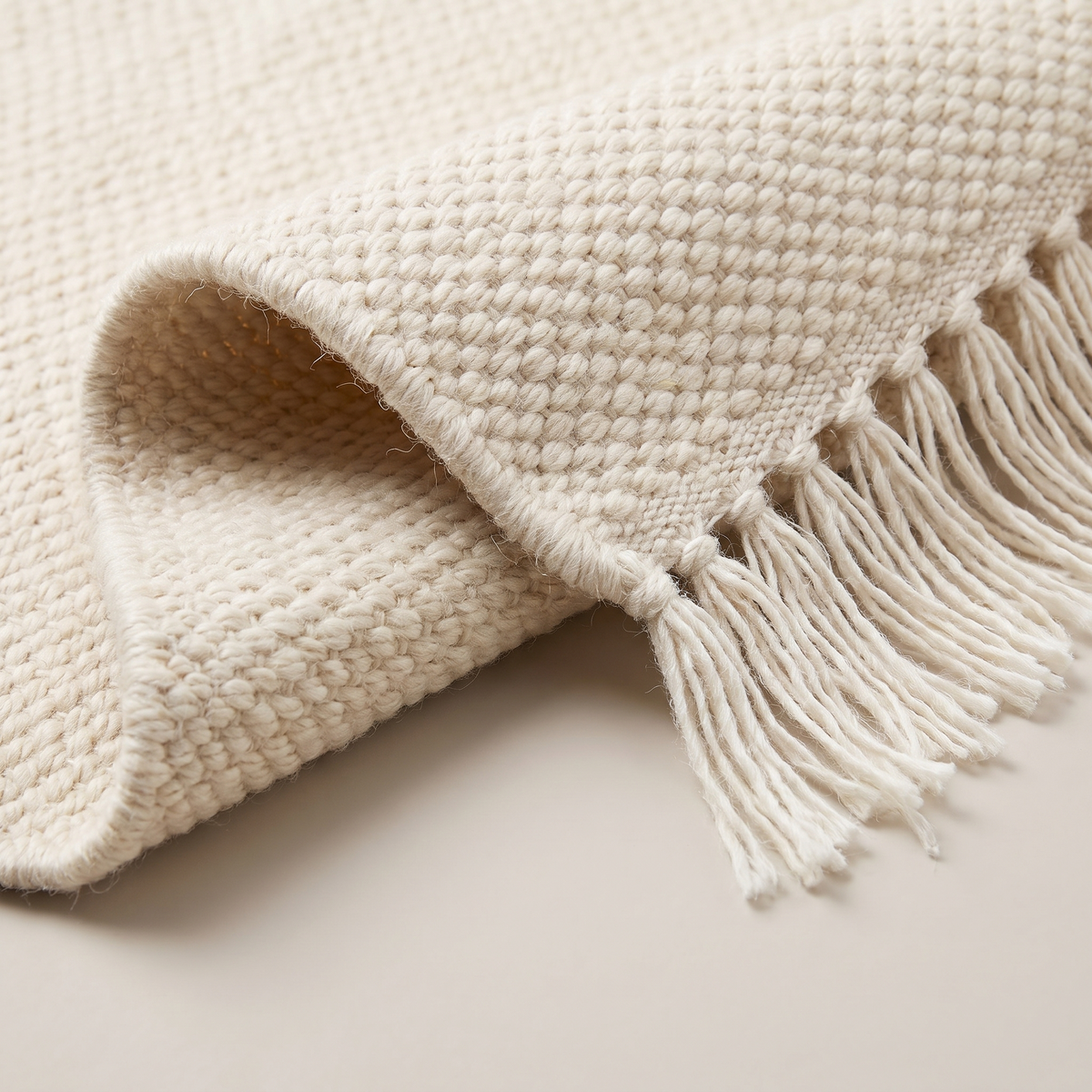 Angle et pli du tapis Banon Naturel - détail du tissage