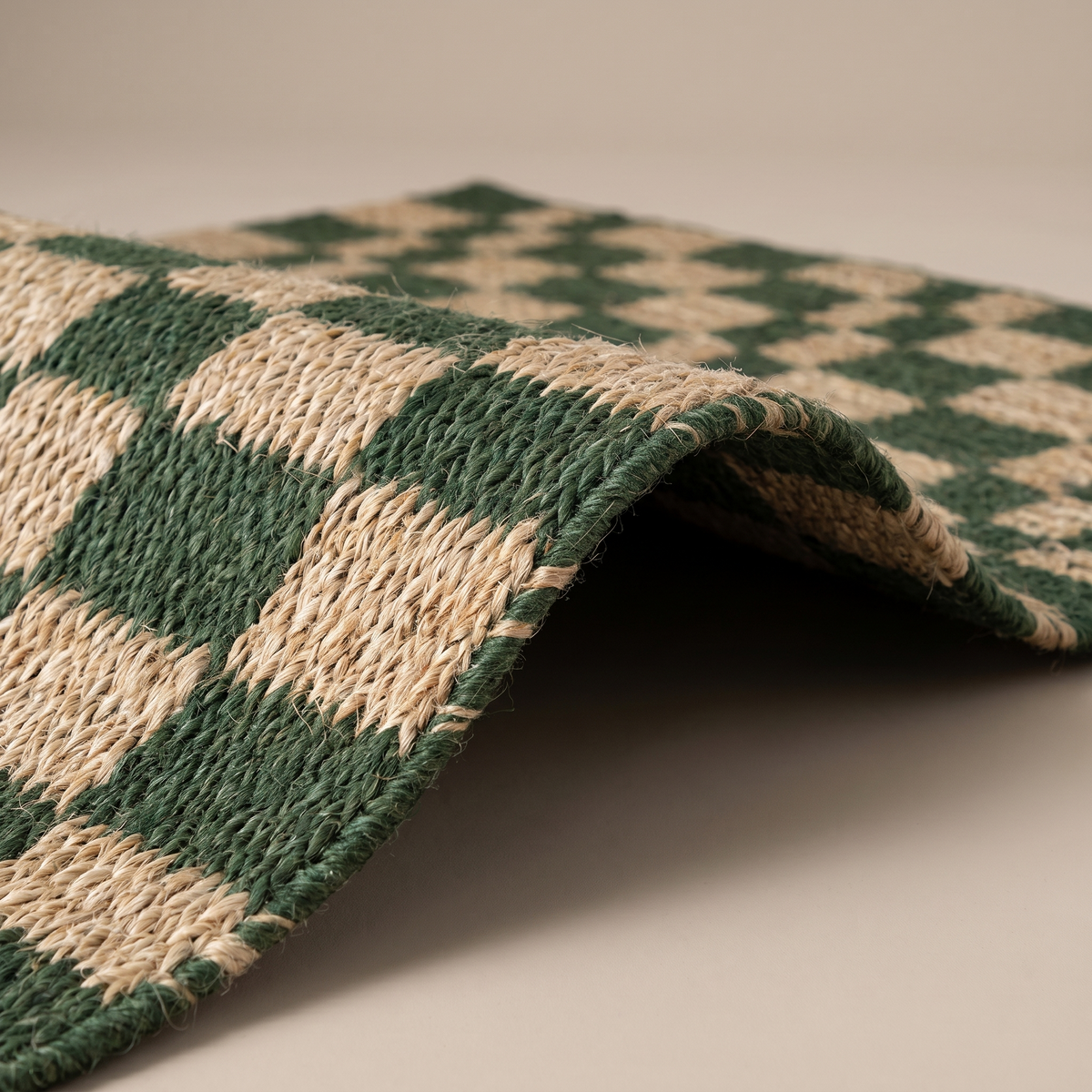 Angle et pli du tapis Simiane Abysse - détail du tissage