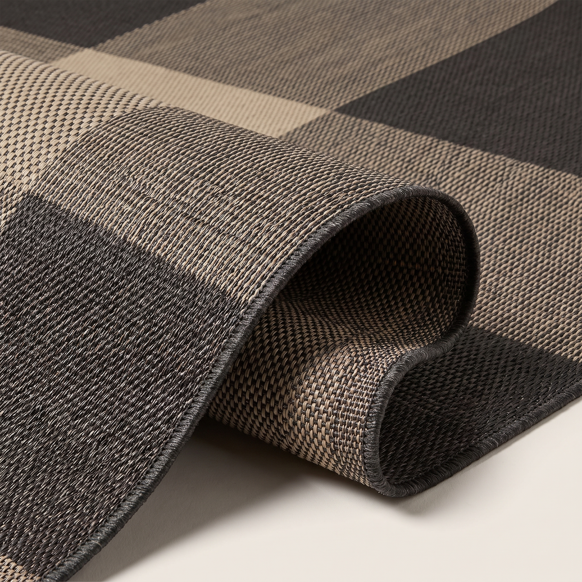 Angle et pli du tapis Leucate Tonnerre - détail du tissage