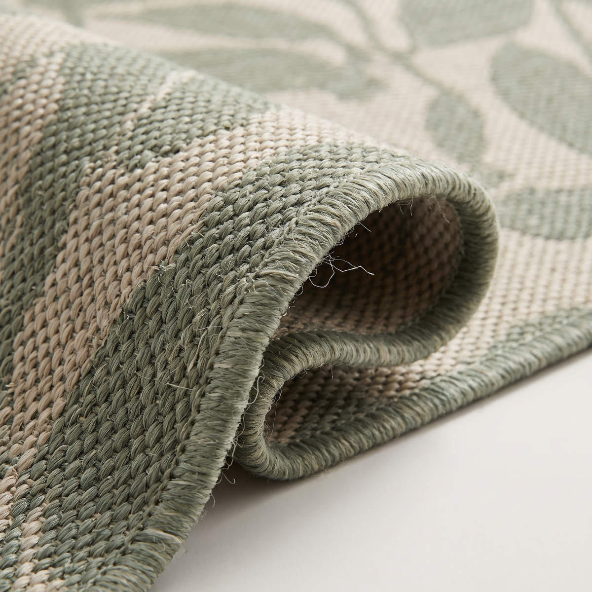 Angle et pli du tapis recyclé Lavandou Eucalyptus - détail du tissage
