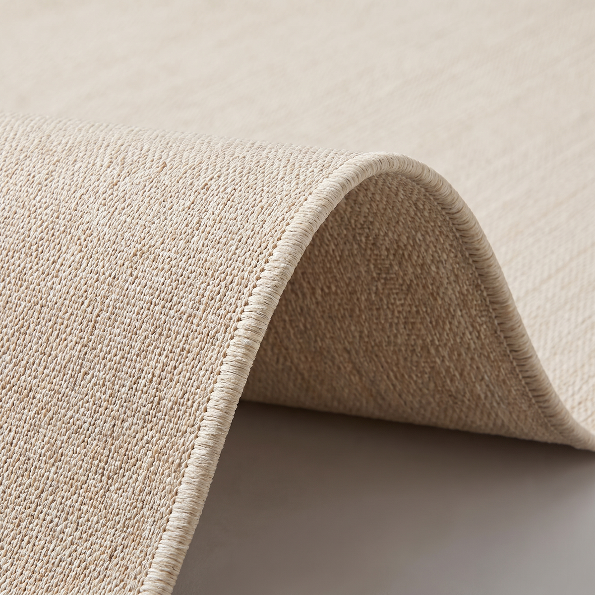 Angle et pli du tapis Lavezzi Naturel - détail du tissage