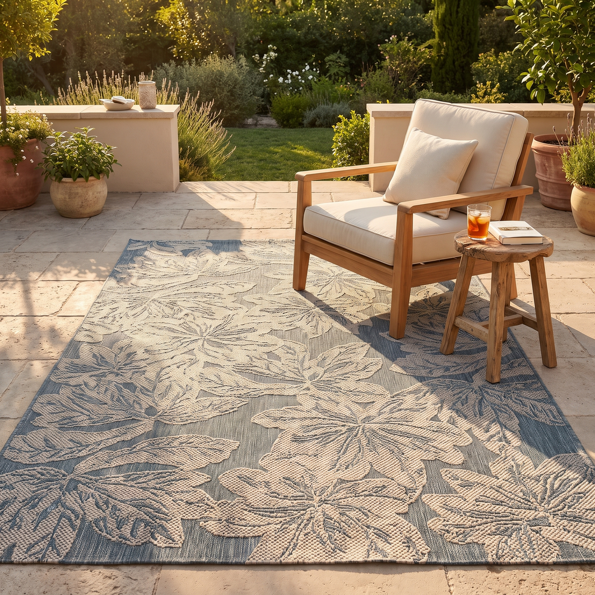 Tapis Sète Acier sur une terrasse ensoleillée