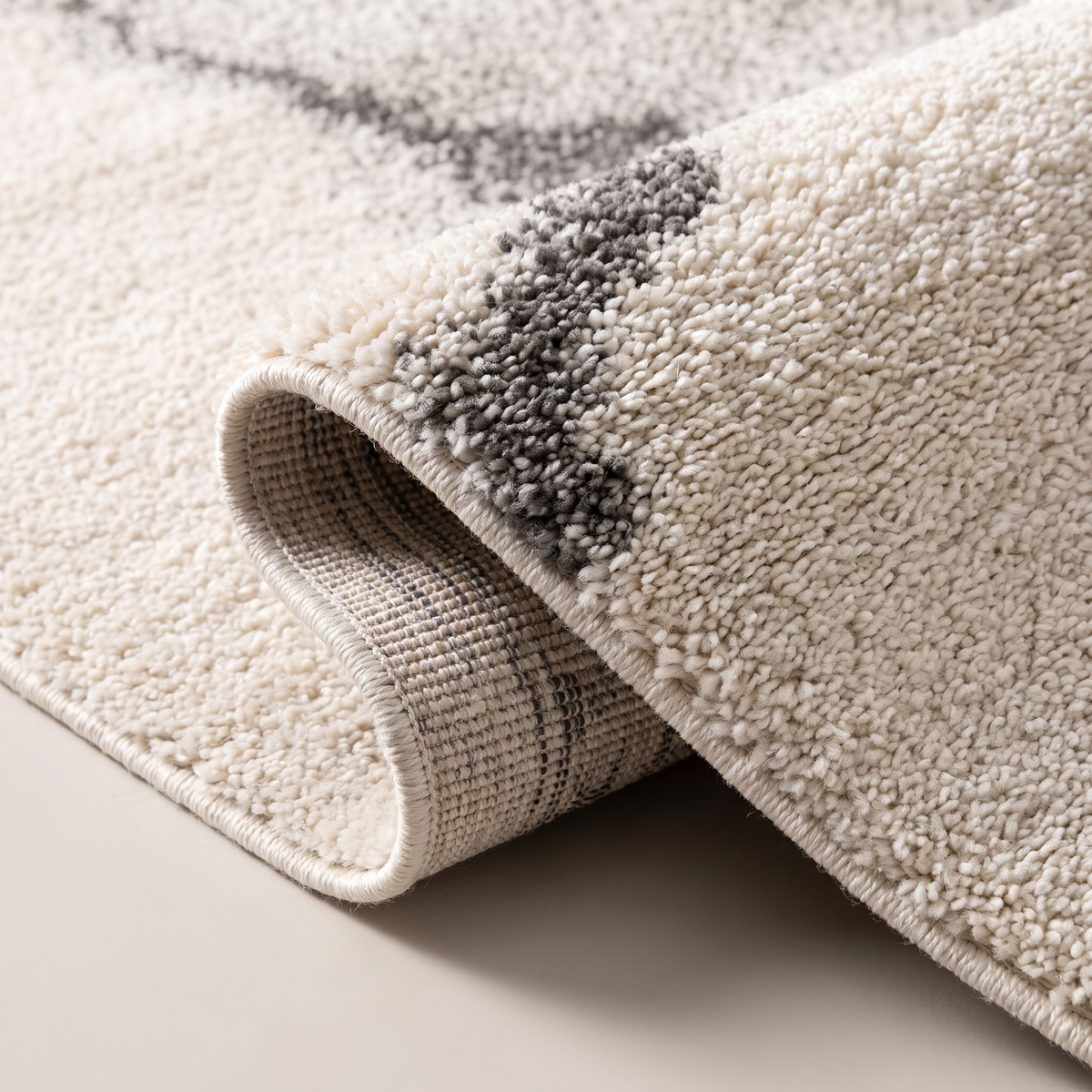 Angle et pli du tapis Queyras Ivoire - détail du tissage