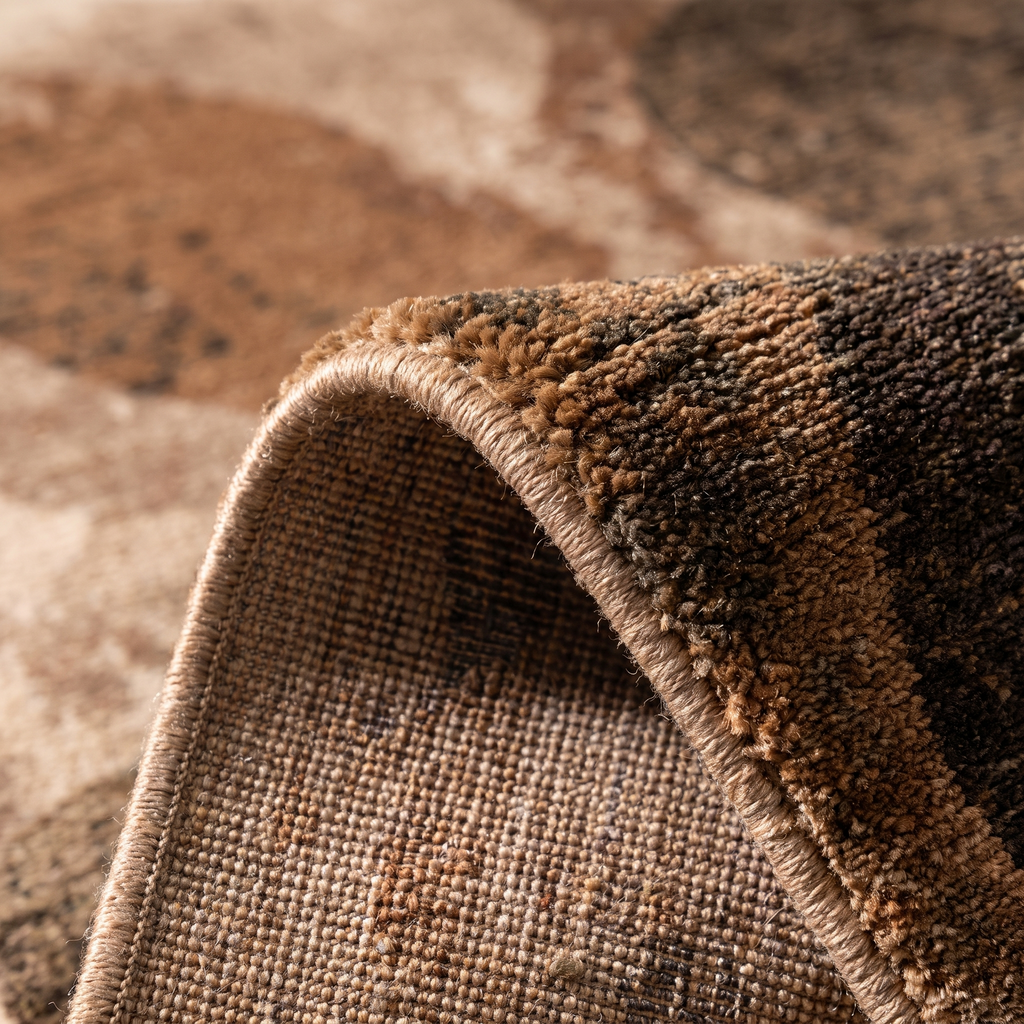 Angle et pli du tapis Belledonne Bronze - détail du tissage