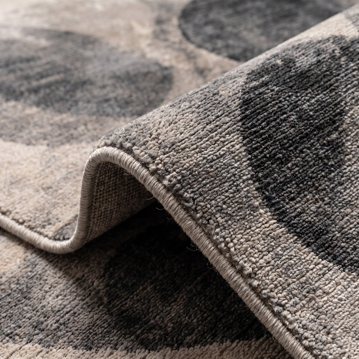 Angle et pli du tapis Belledonne Acier - détail du tissage