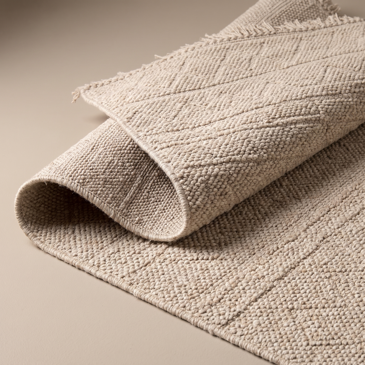 Angle et pli du tapis Oléron Neige - détail du tissage