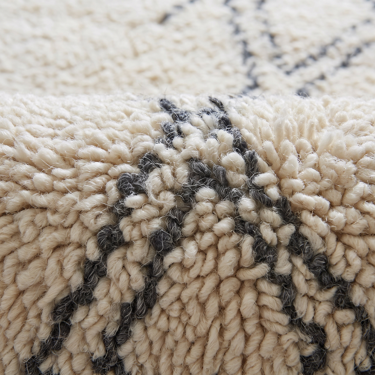 Zoom qualité du tissage du tapis Vézelay Ivoire/charbon