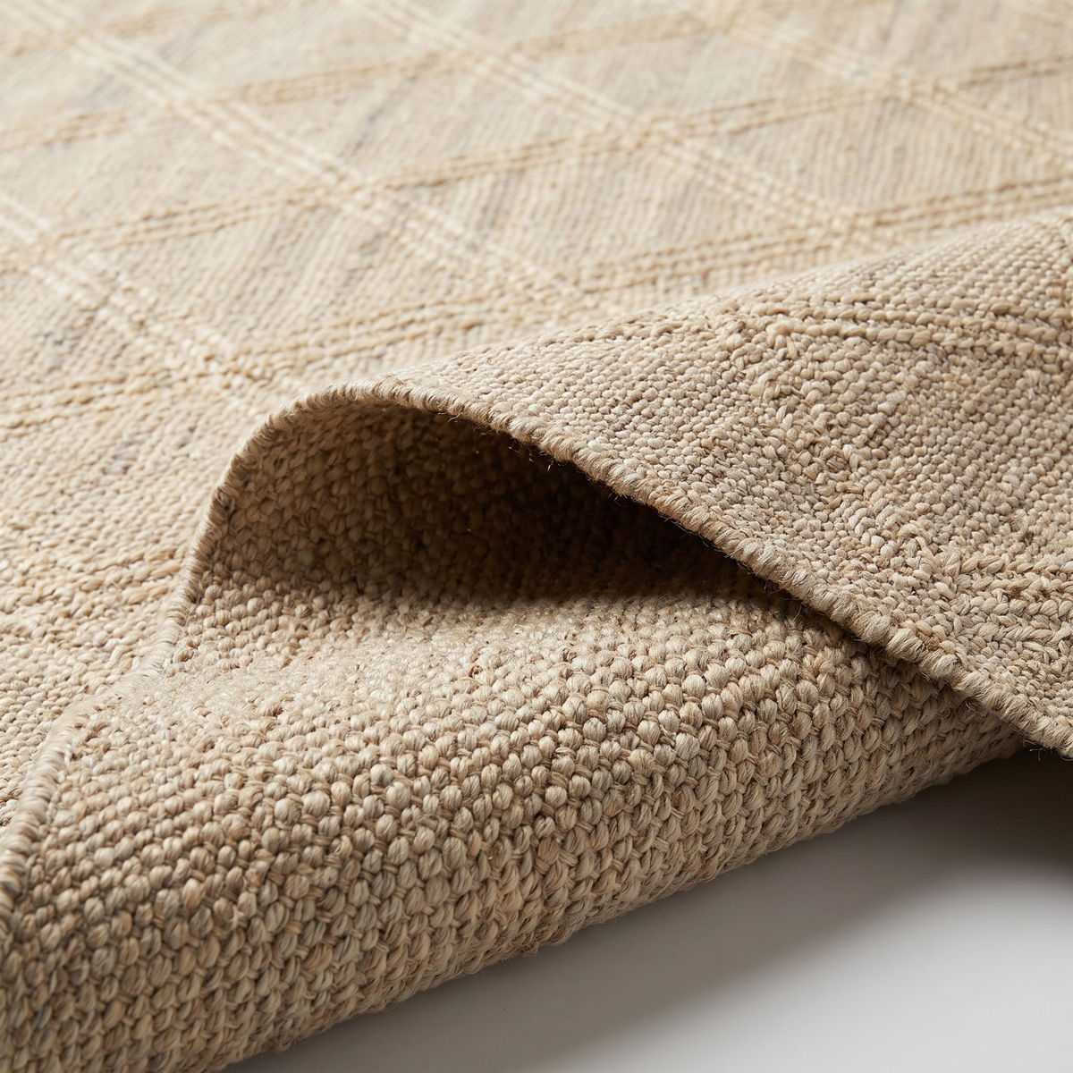 Angle et pli du tapis Orcival Beige/naturel - détail du tissage