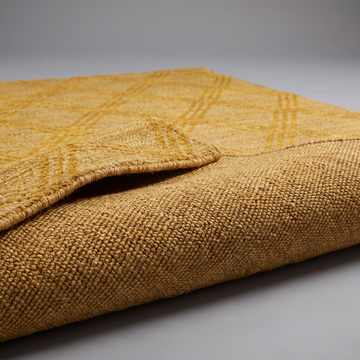 Angle et pli du tapis Orcival Or - détail du tissage