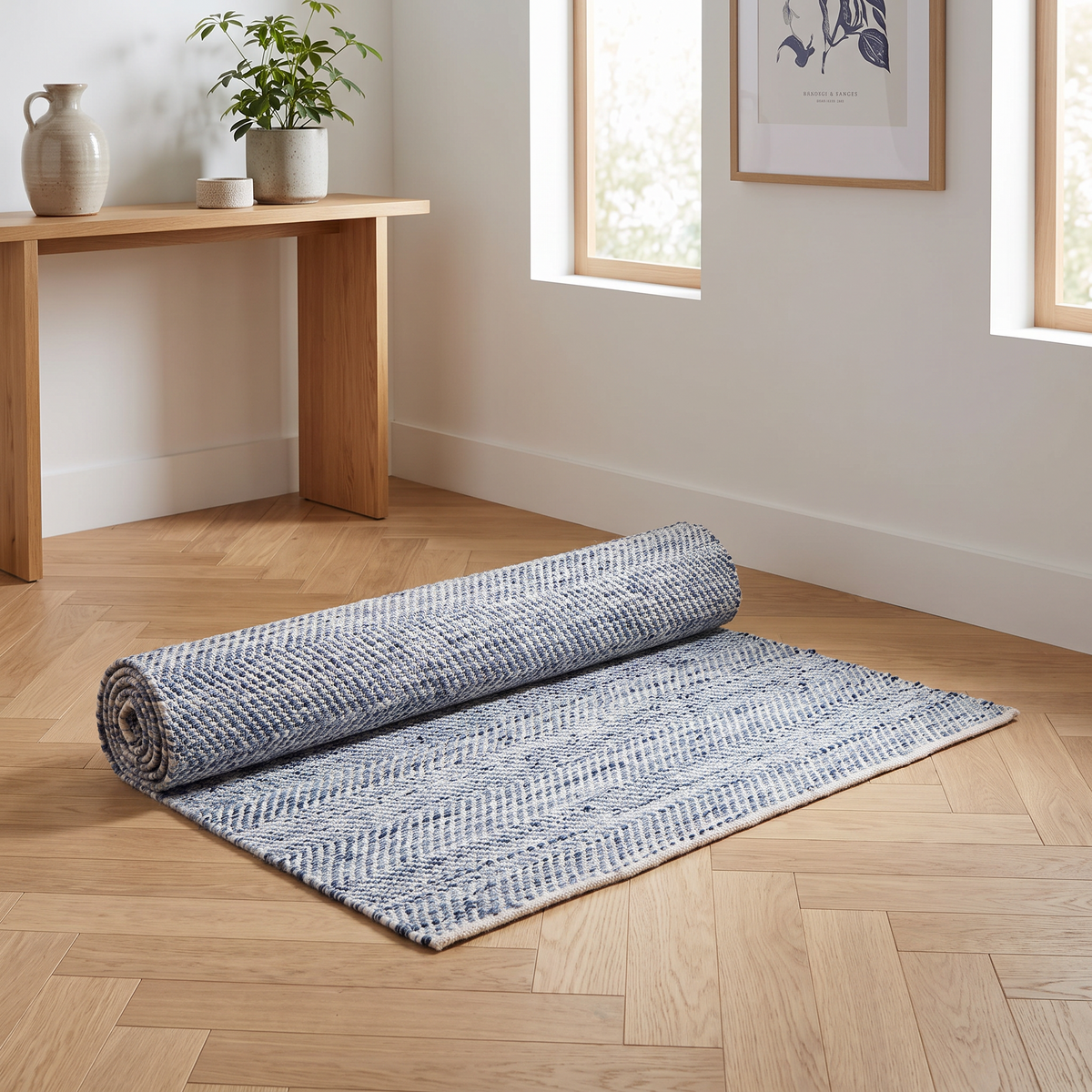 Tapis Mougins Blanc/Bleu roulé en situation dans une entrée