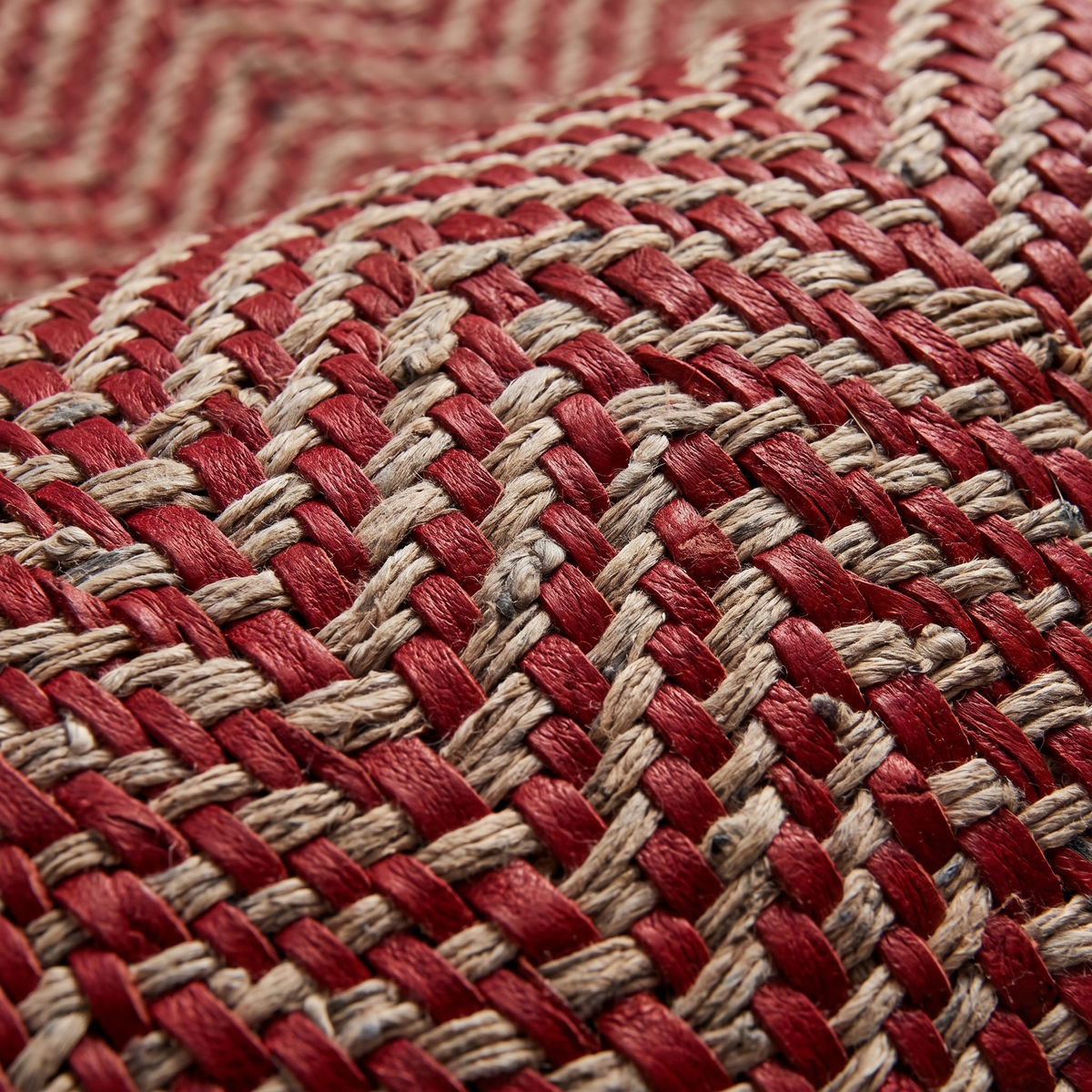 Zoom qualité du tissage du tapis Mougins Rouge