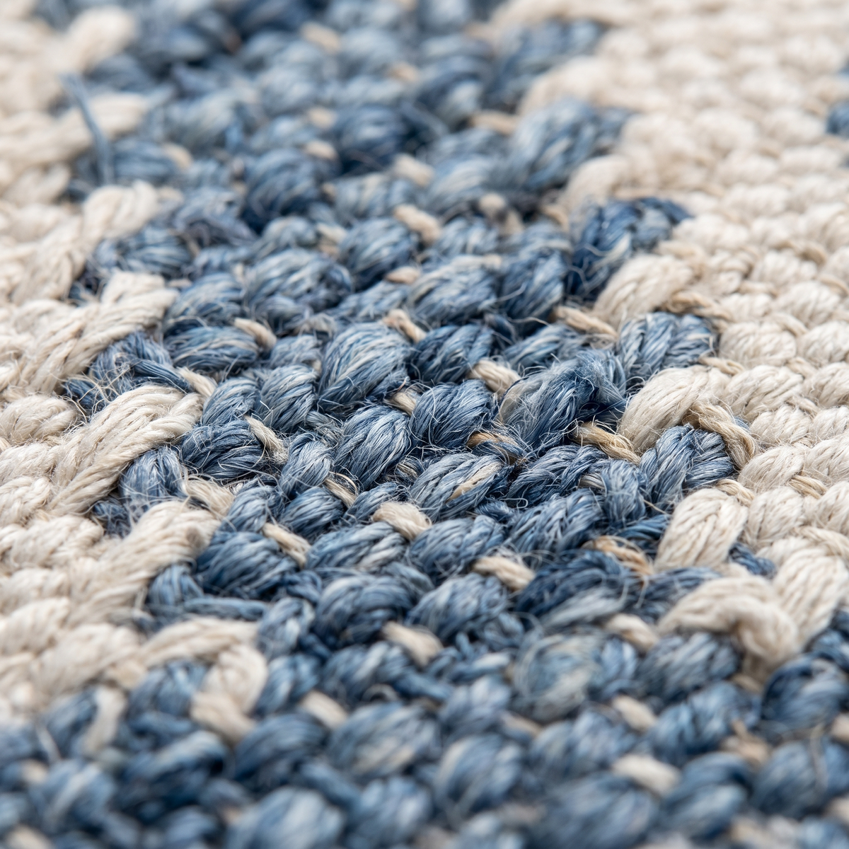 Zoom qualité du tissage du tapis Cotignac Bleu