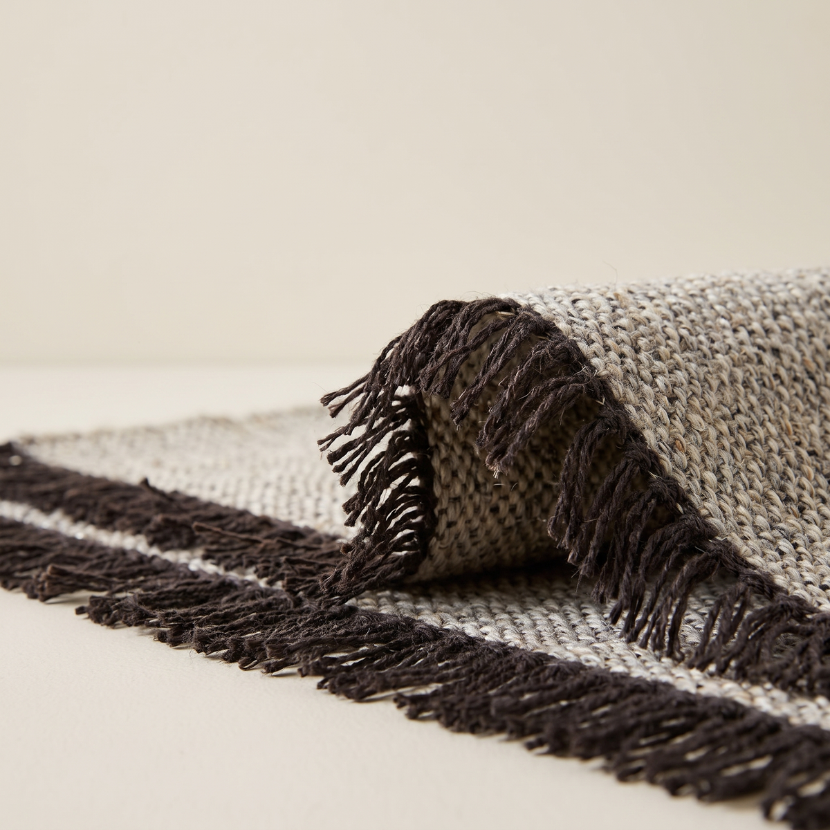 Angle et pli du tapis Lagrasse Gris - détail du tissage
