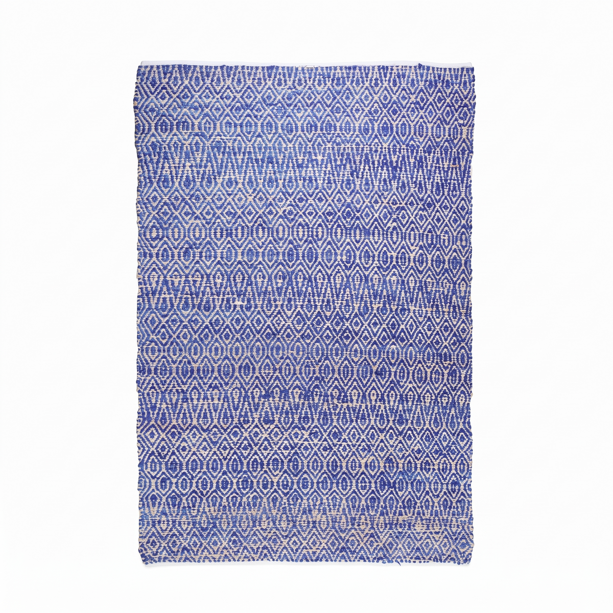 Tapis Lacoste Indigo fond blanc studio