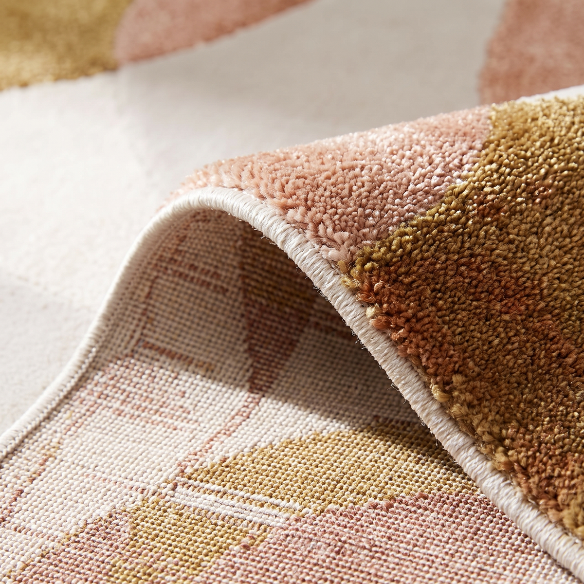 Angle et pli du tapis Ossau Bronze - détail du tissage