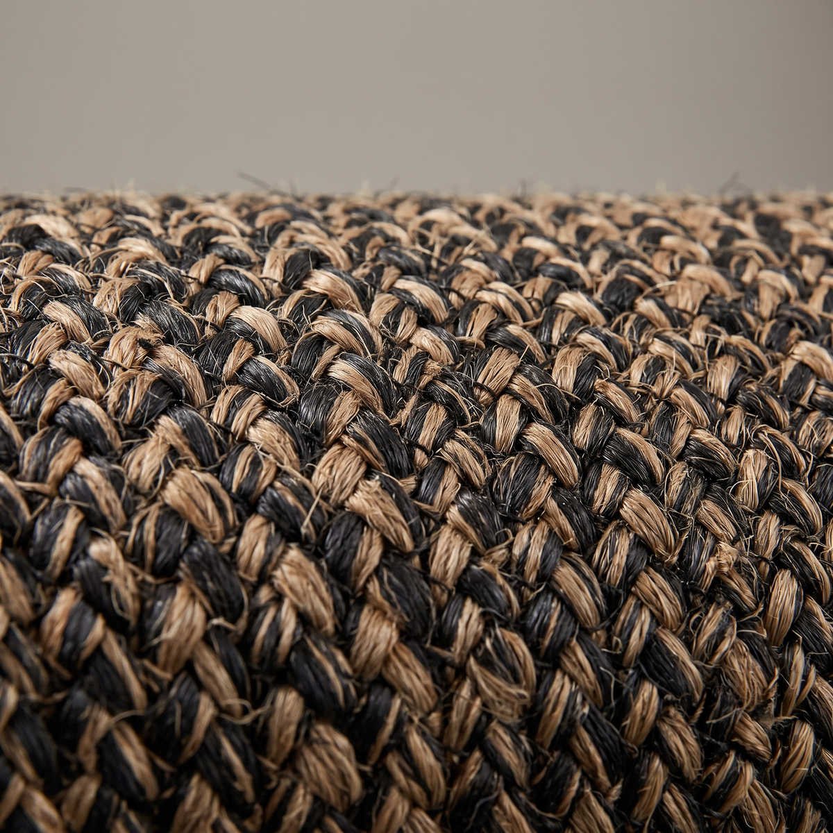 Zoom qualité du tissage du tapis Carnac Carbone