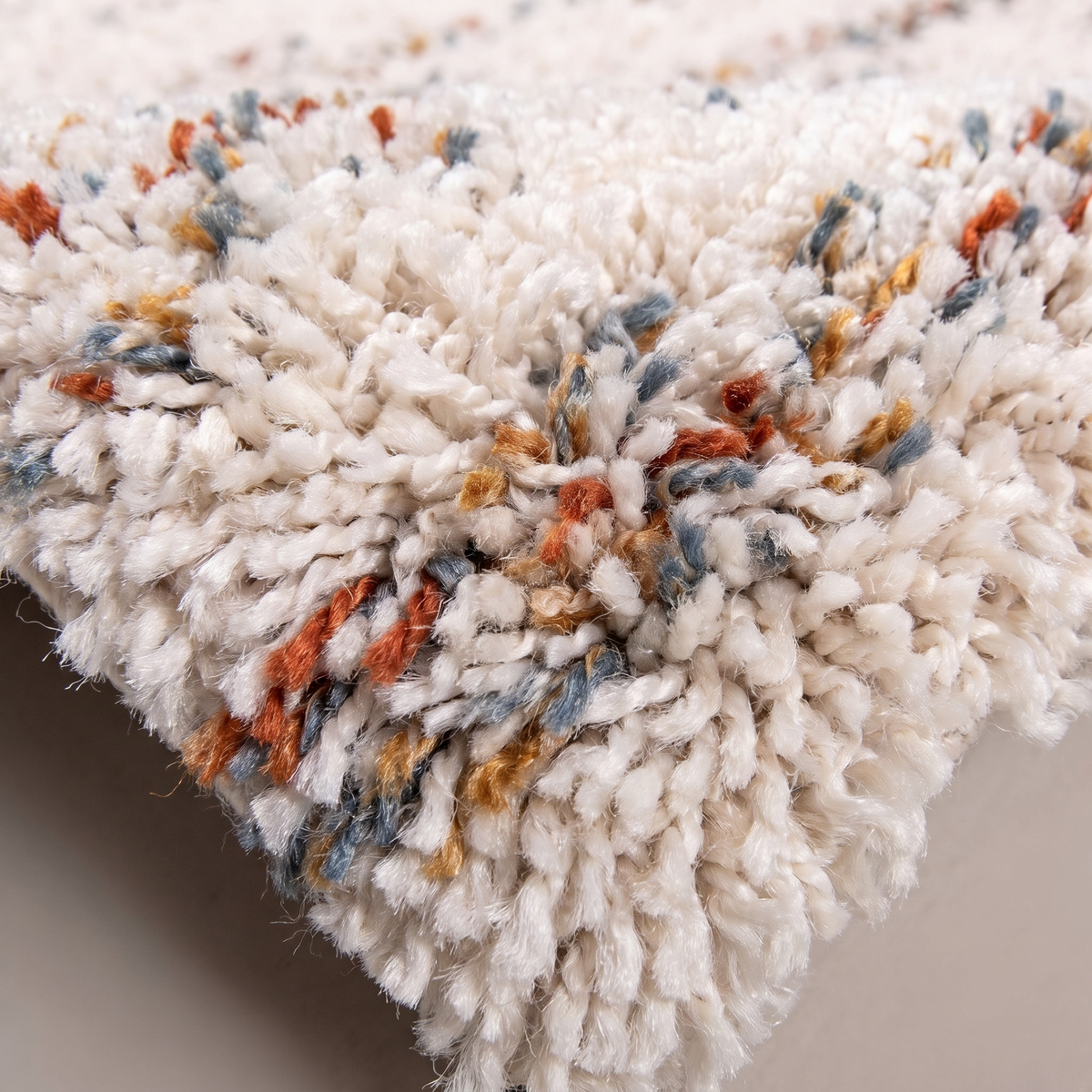 Zoom qualité du tissage du tapis Ainhoa Multico/naturel