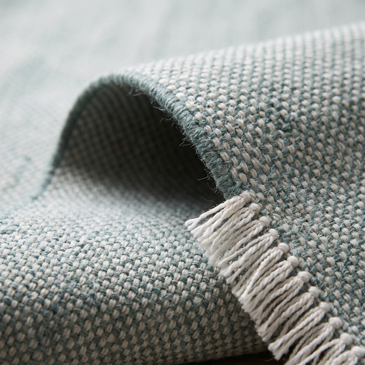 Angle et pli du tapis Banon Opaline - détail du tissage