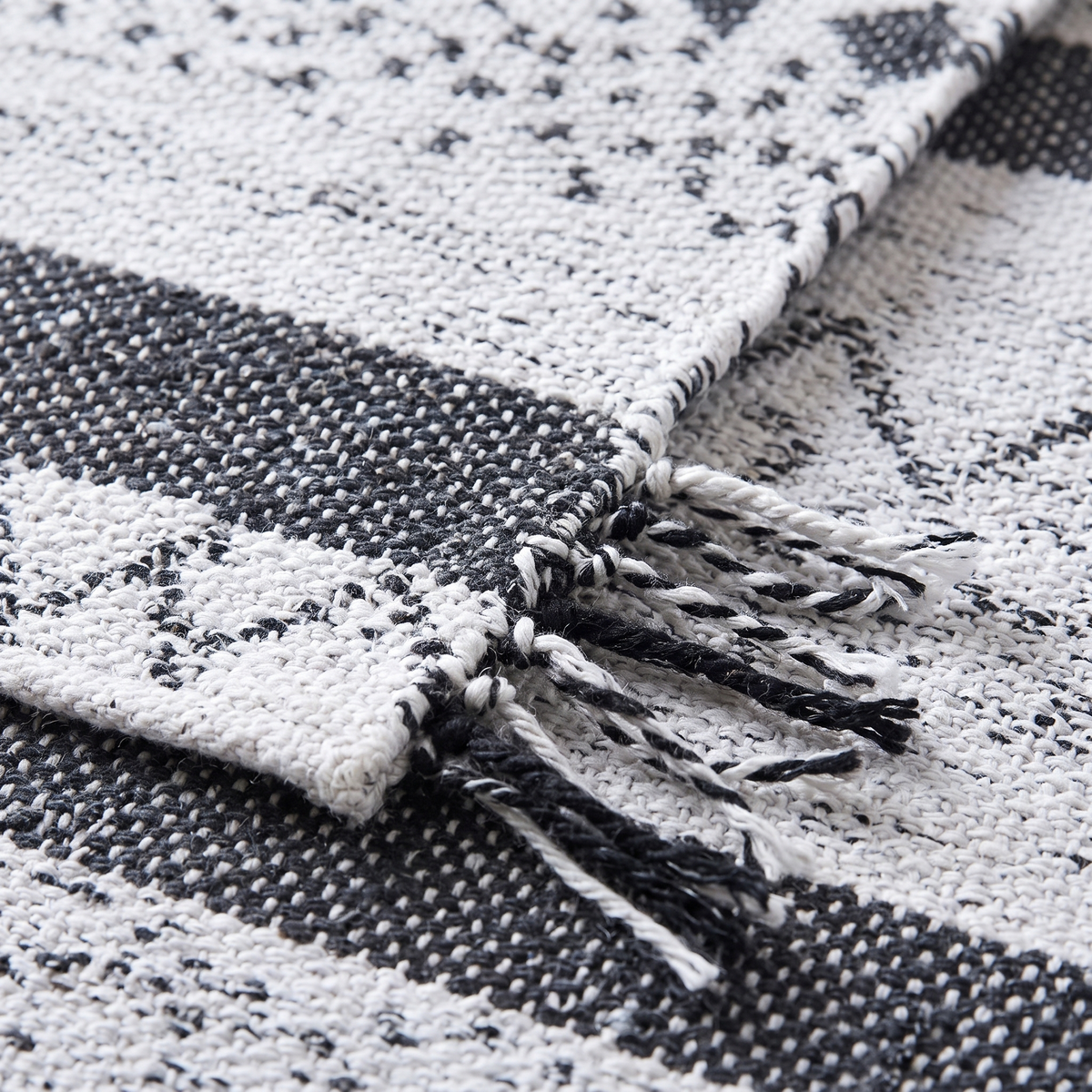 Tapis Carennac Blanc/noir zoom texture