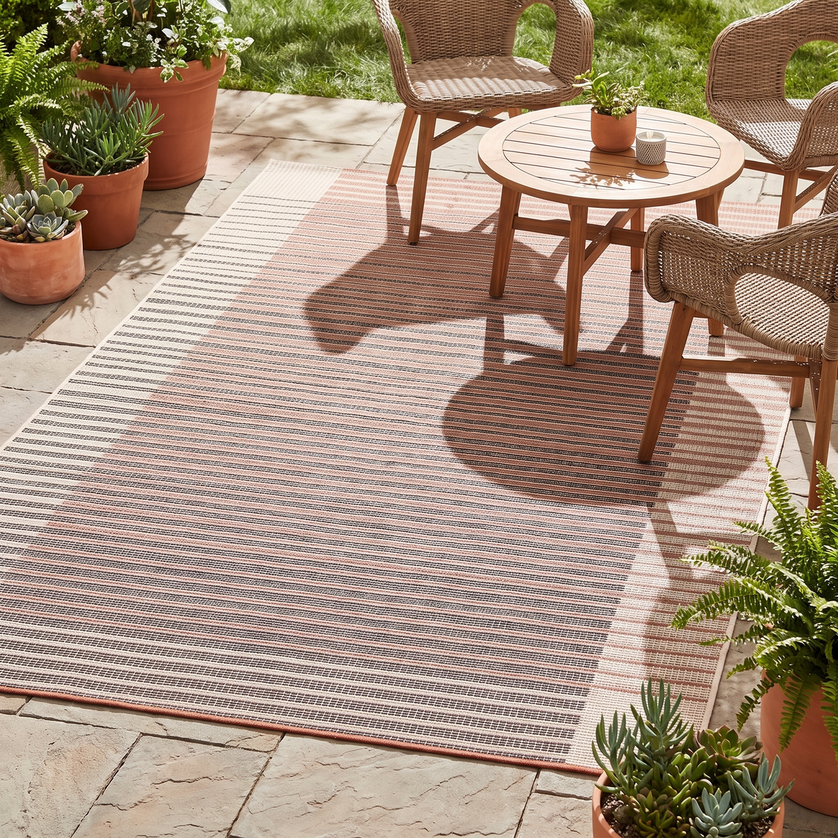 Tapis Étretat Multico sur une terrasse extérieure