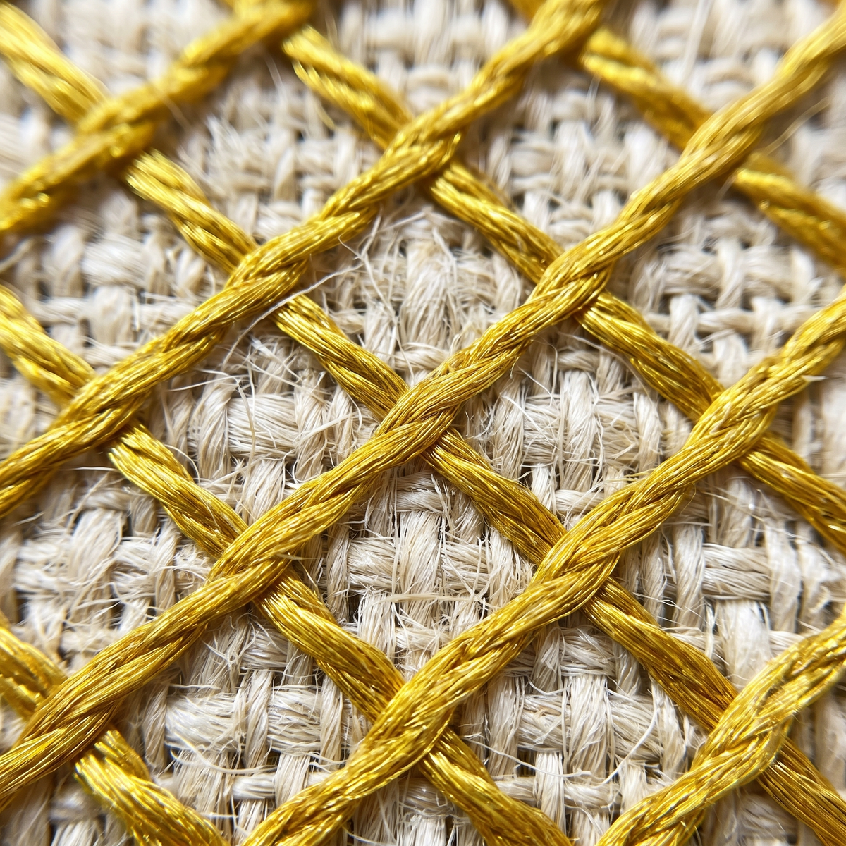Zoom qualité du tissage du tapis Salers Or