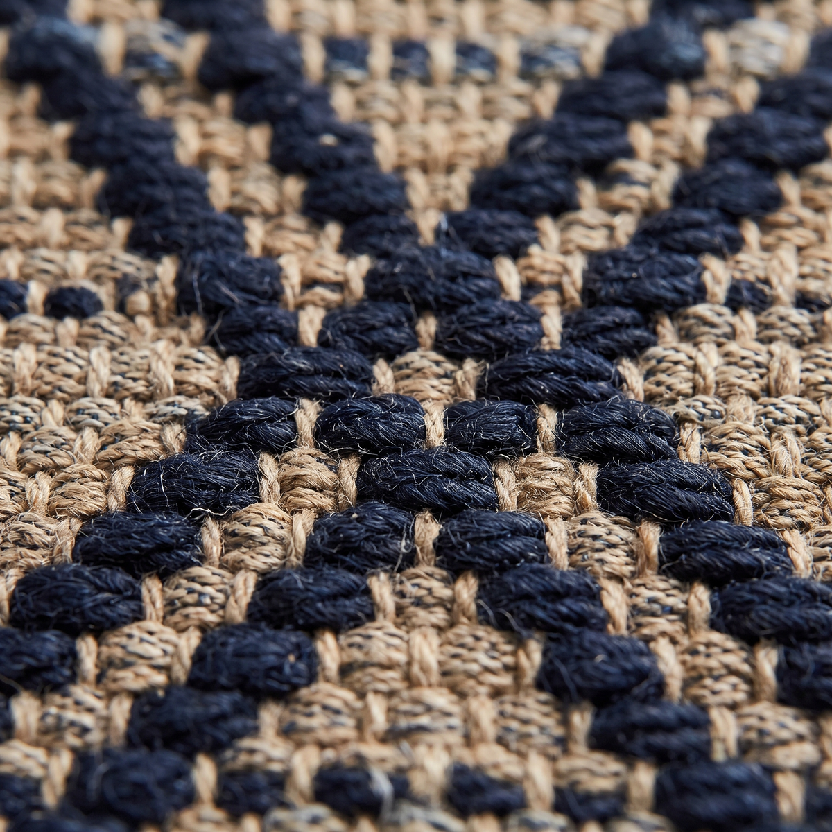 Zoom qualité du tissage du tapis Orcival Navy