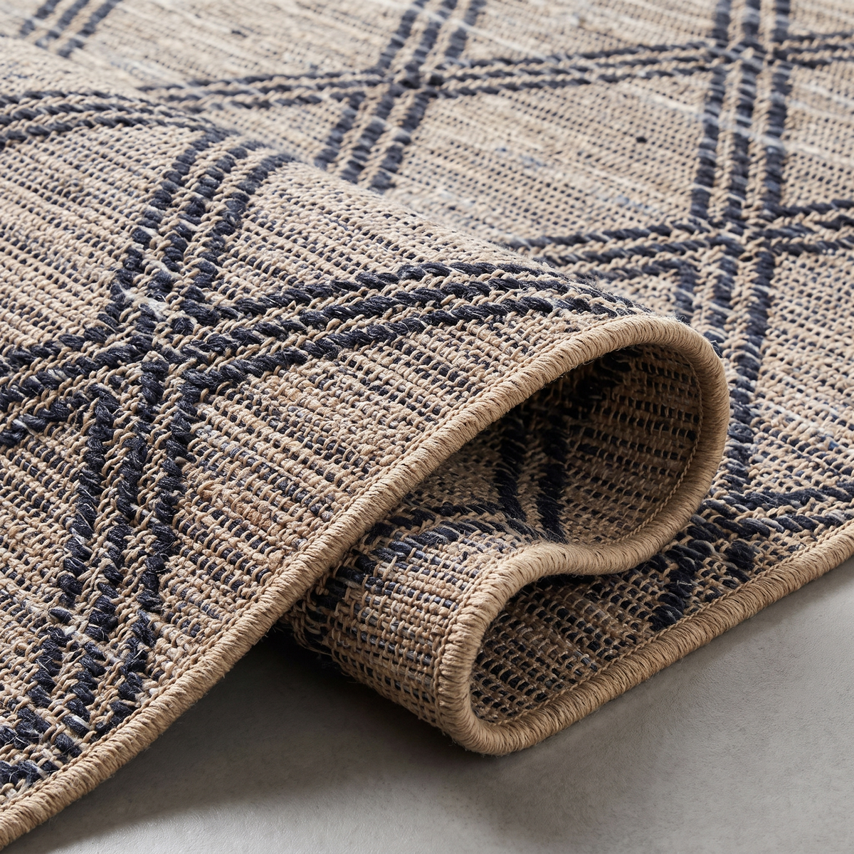 Angle et pli du tapis Orcival Navy - détail du tissage