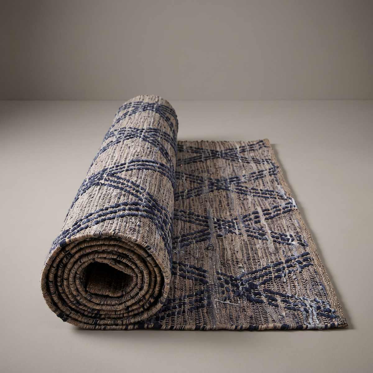 Tapis Orcival Navy roulé en situation dans une entrée