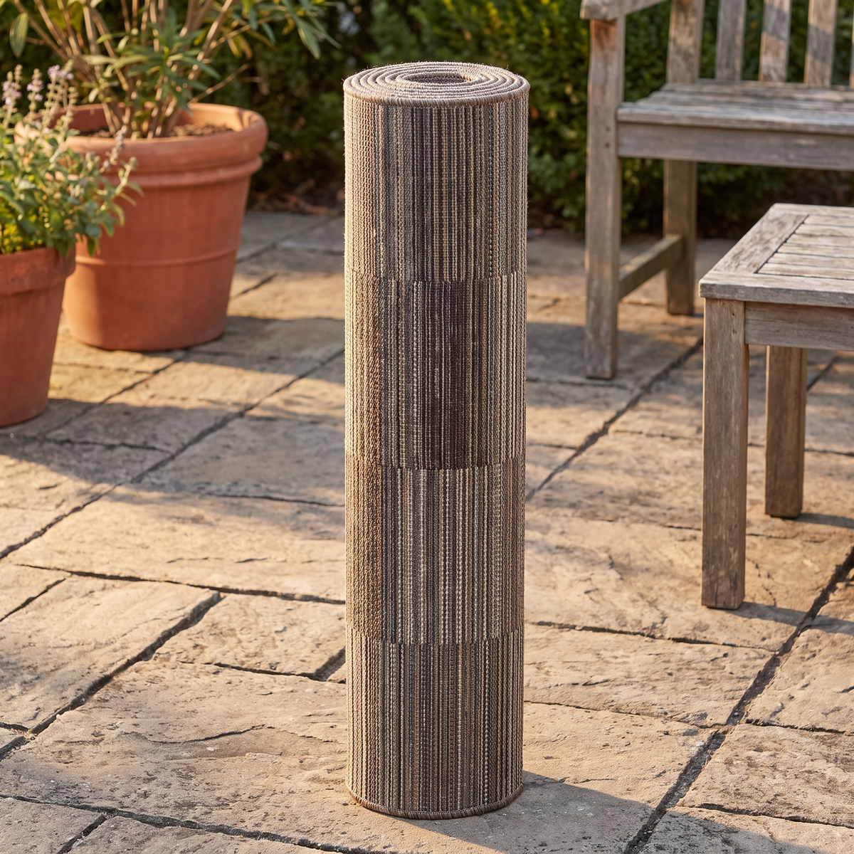Tapis Bandol Naturel roulé en situation dans une entrée extérieure