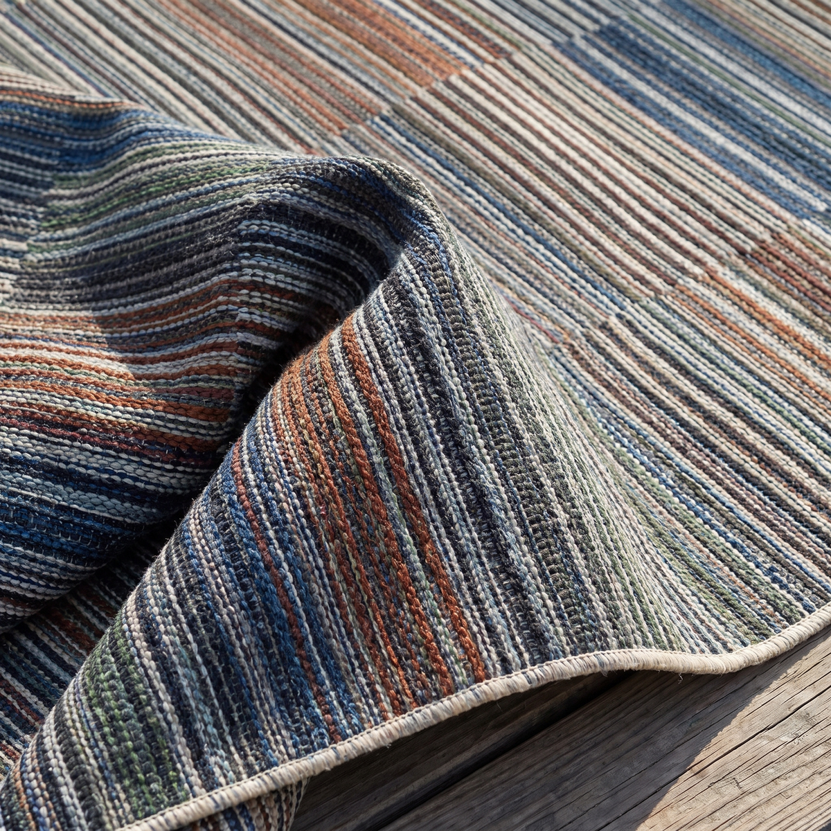 Angle et pli du tapis Bandol Lagon - détail du tissage