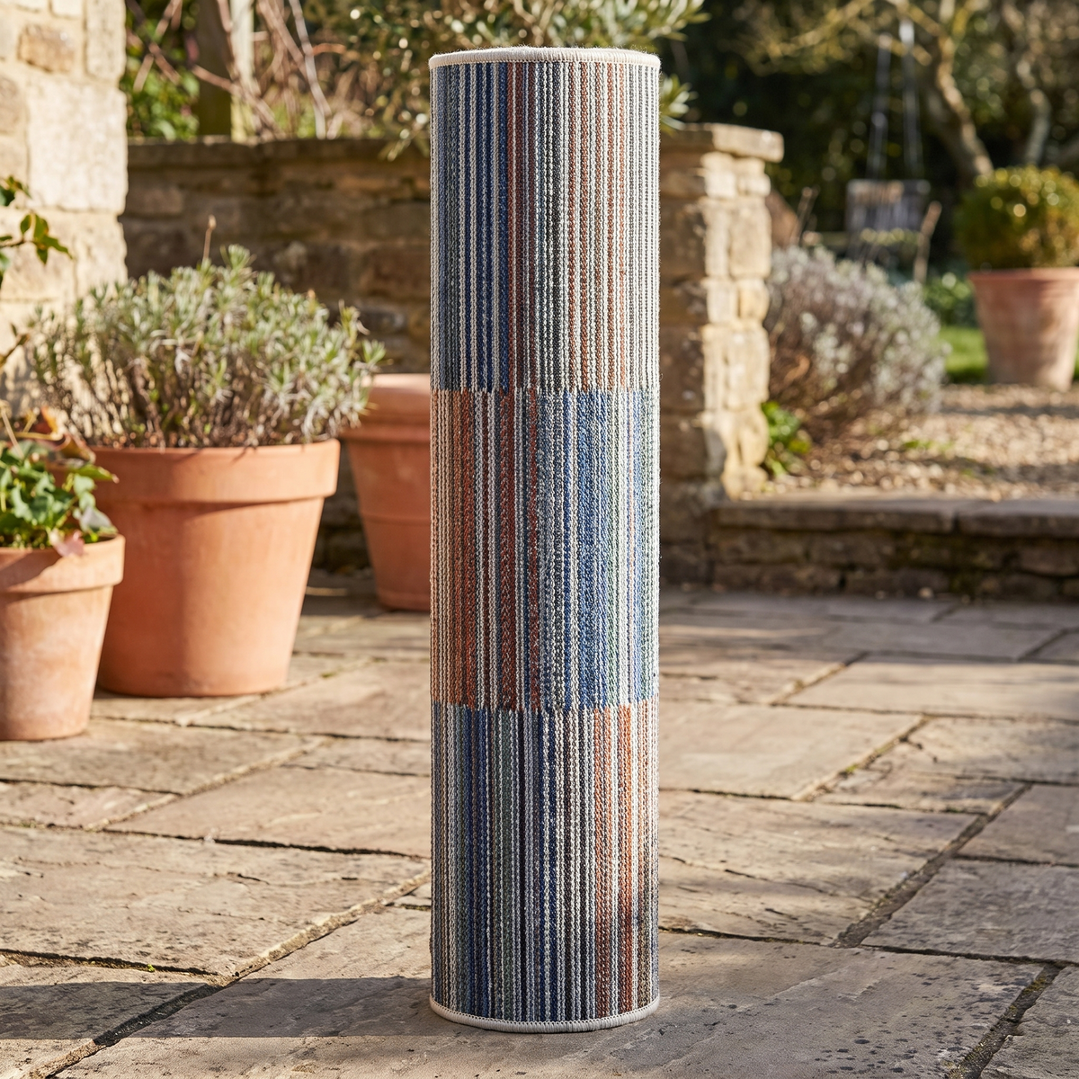 Tapis Bandol Lagon roulé en situation dans une entrée extérieure